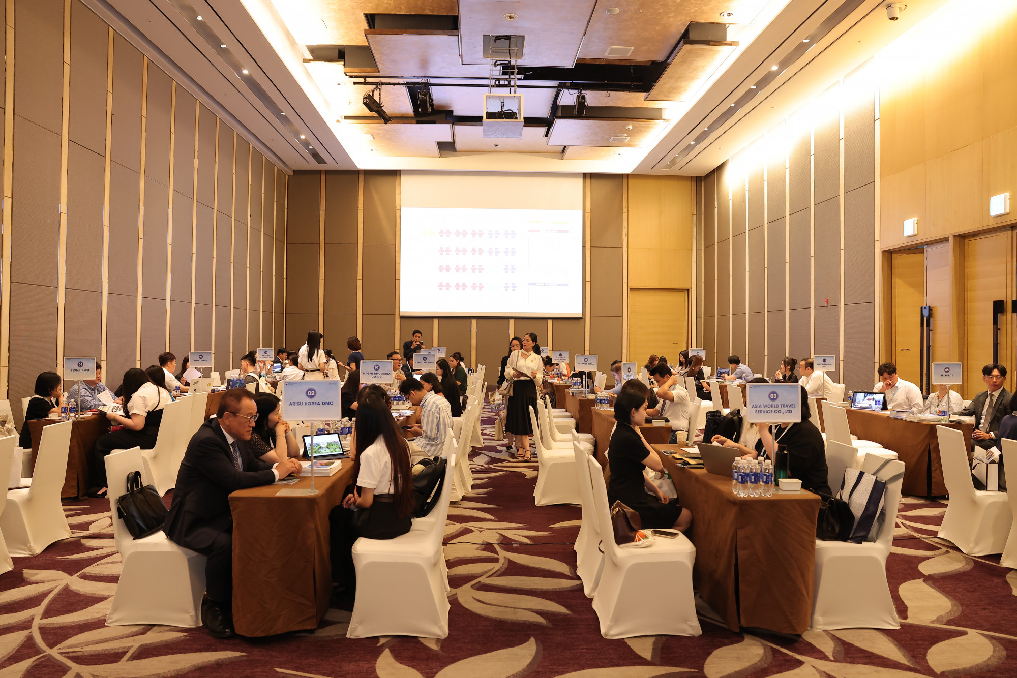 Các đơn vị của Việt Nam và Hàn Quốc tại Korea Travel Mart 2025. Ảnh: BTC