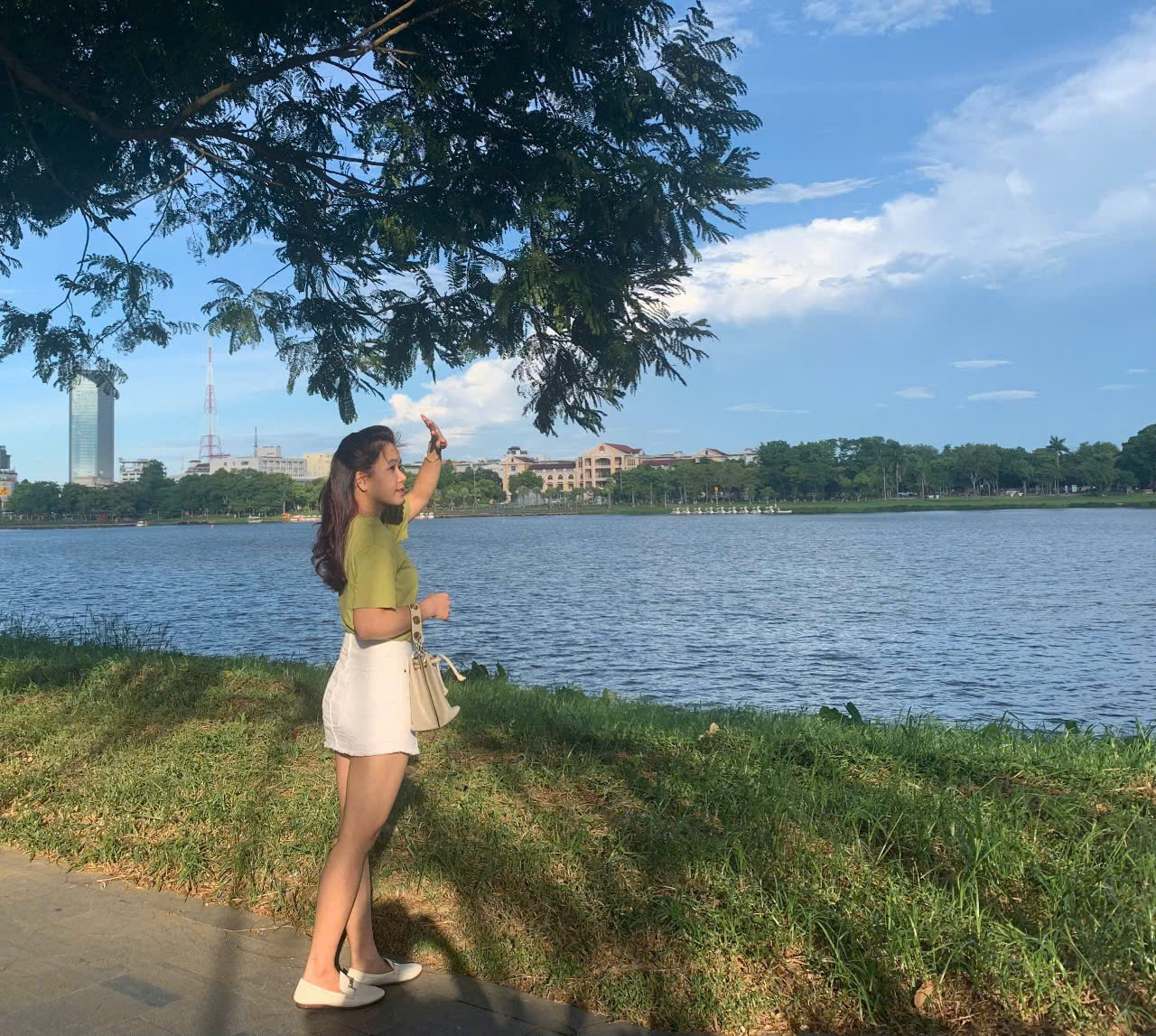 Sau những giờ “làm mẹ” mệt nhoài, Khánh Hà vẫn thu xếp thời gian cho bản thân được trở về với cô gái lãng mạn thích đi dạo bên bờ sông Hương (ảnh do nhân vật cung cấp)