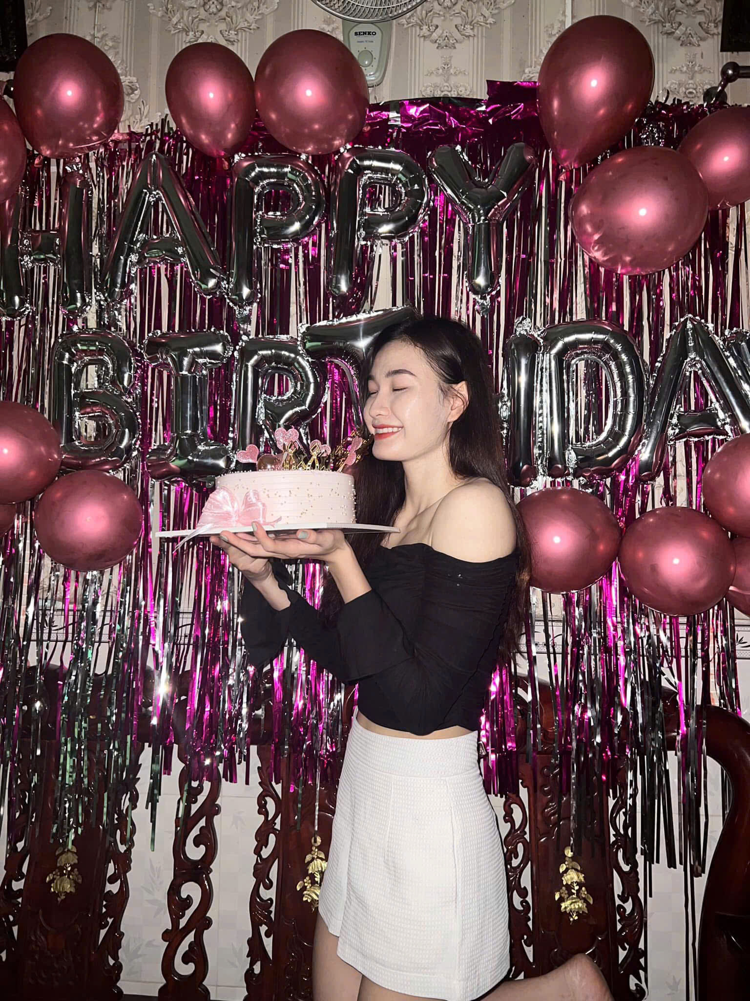 Nếu như ở trên sân tay đập sinh năm 1999 rất mạnh mẽ và máu lửa, thì ở ngoài đời cô rất nữ tính, có gu thời trang trẻ trung, hiện đại.