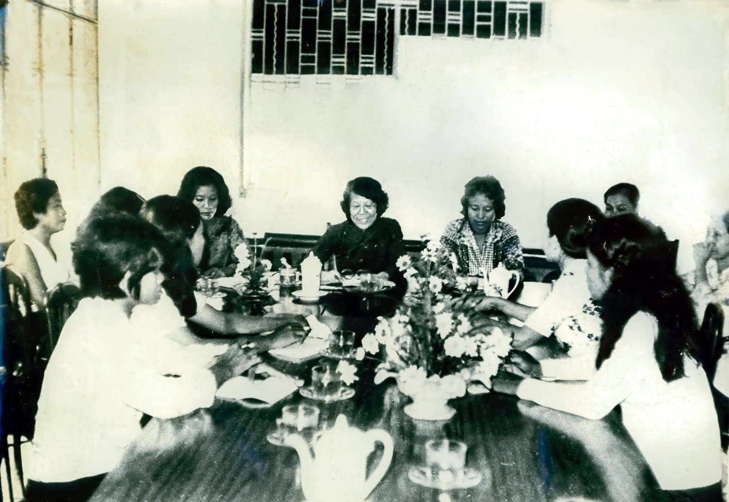 Cố Tổng biên tập Phương Điền (hàng trên, thứ tư từ phải sang) điều hành cuộc họp giao ban hằng tuần vào năm 1977 - ẢNH TƯ LIỆU: PHÙNG HUY