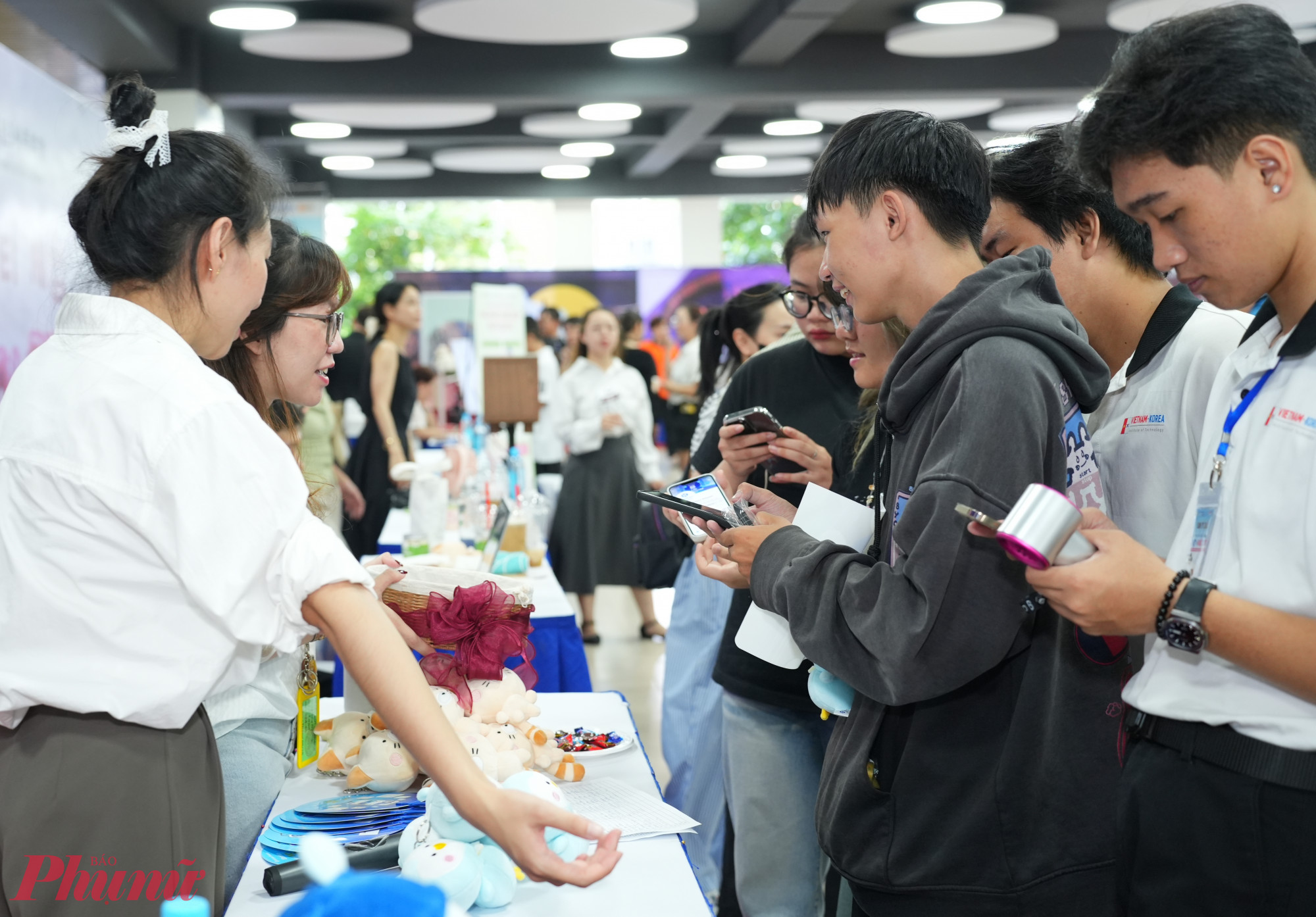 Sinh viên các trường đại học, cao đẳng tại TPHCM có mặt tại ngày hội để tìm kiếm cơ hội việc làm - Ảnh: Nguyễn Loan