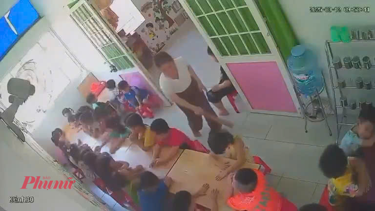 Giáo viên dùng thước xốp dạng mềm đánh học sinh mầm non gây xôn xao dư luận - Ảnh Cắt từ clip