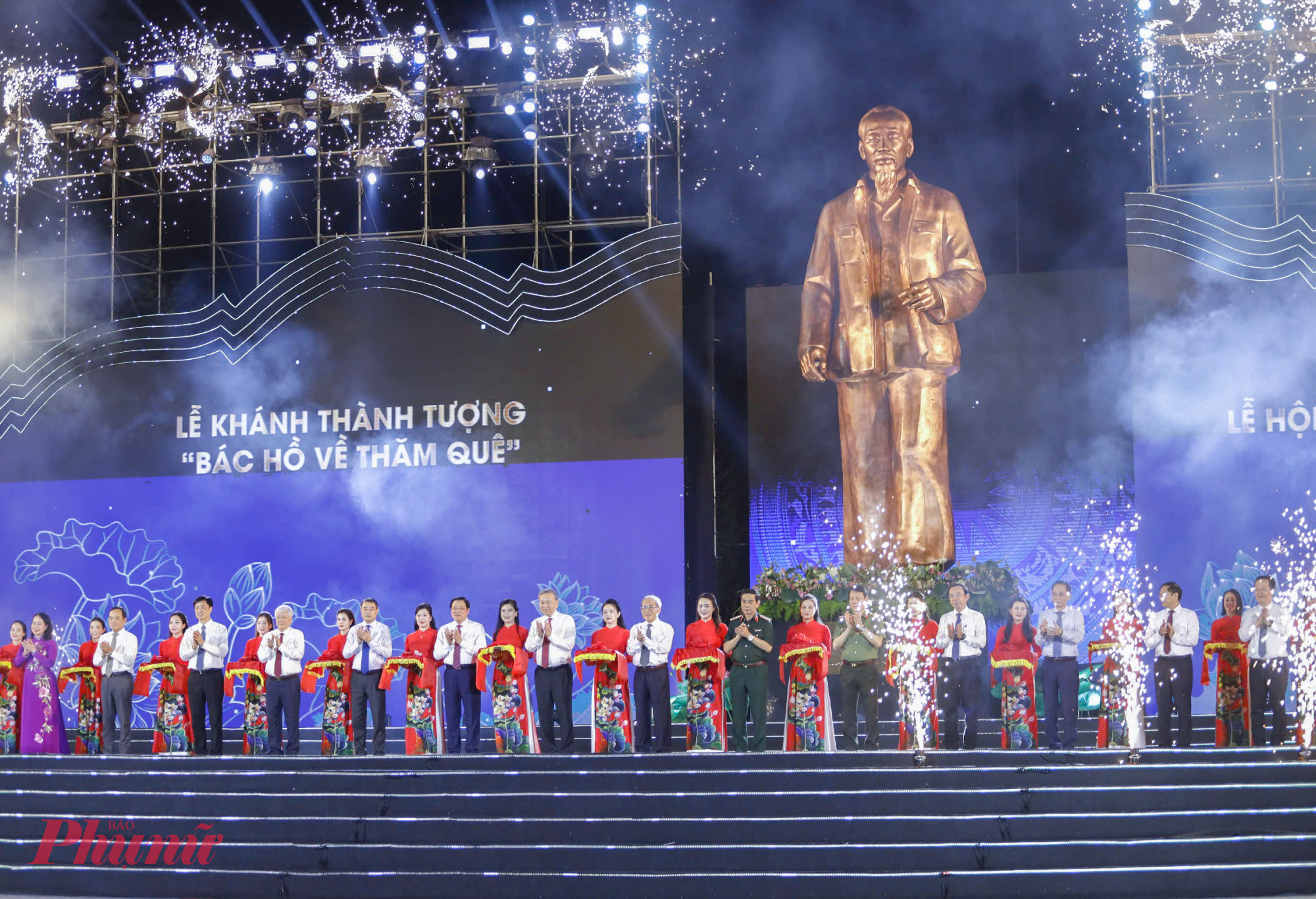 Tổng bí thư Tô Lâm cùng lãnh đạo Đảng, Nhà nước cắt băng khánh khánh tượng “Bác Hồ về thăm quê”