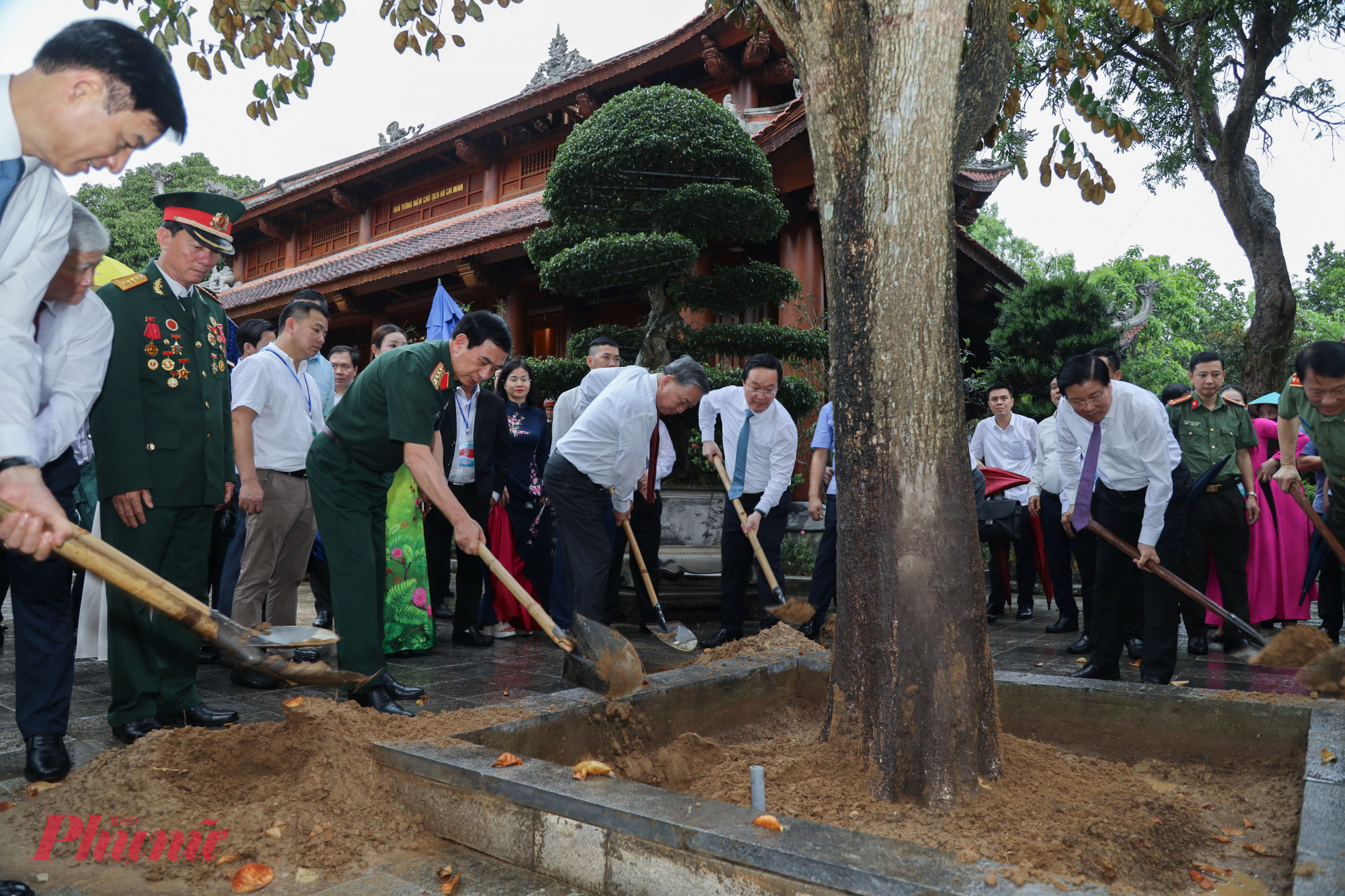 Tổng Bí thư cùng đoàn đại biểu trồng cây lưu niệm trong Khu di tích Kim Liên.
