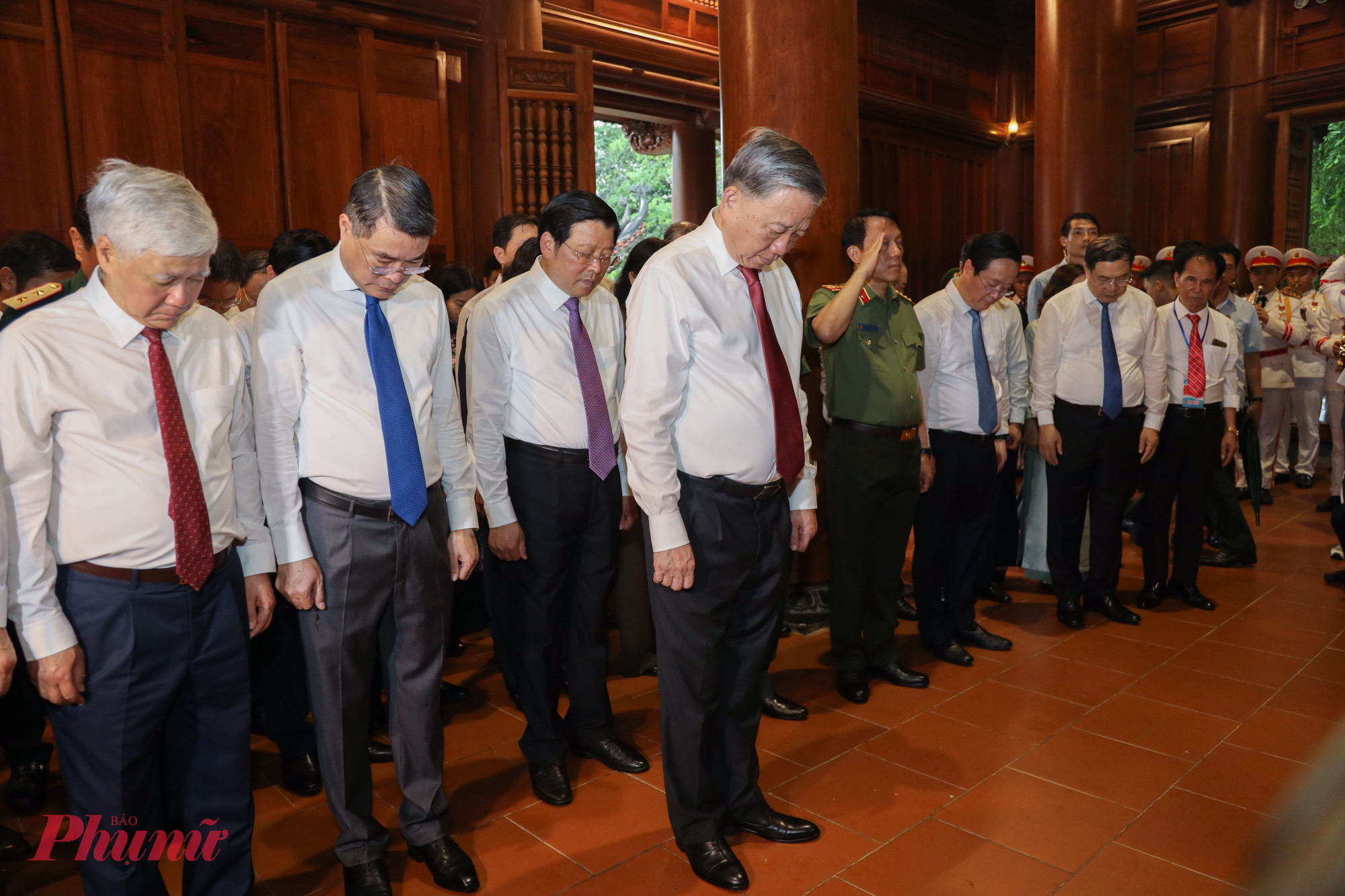 Tổng Bí thư Tô Lâm cùng đoàn đại biểu tưởng niệm, bày tỏ tấm lòng thành kính và biết ơn vô hạn công lao to lớn của Chủ tịch Hồ Chí Minh.