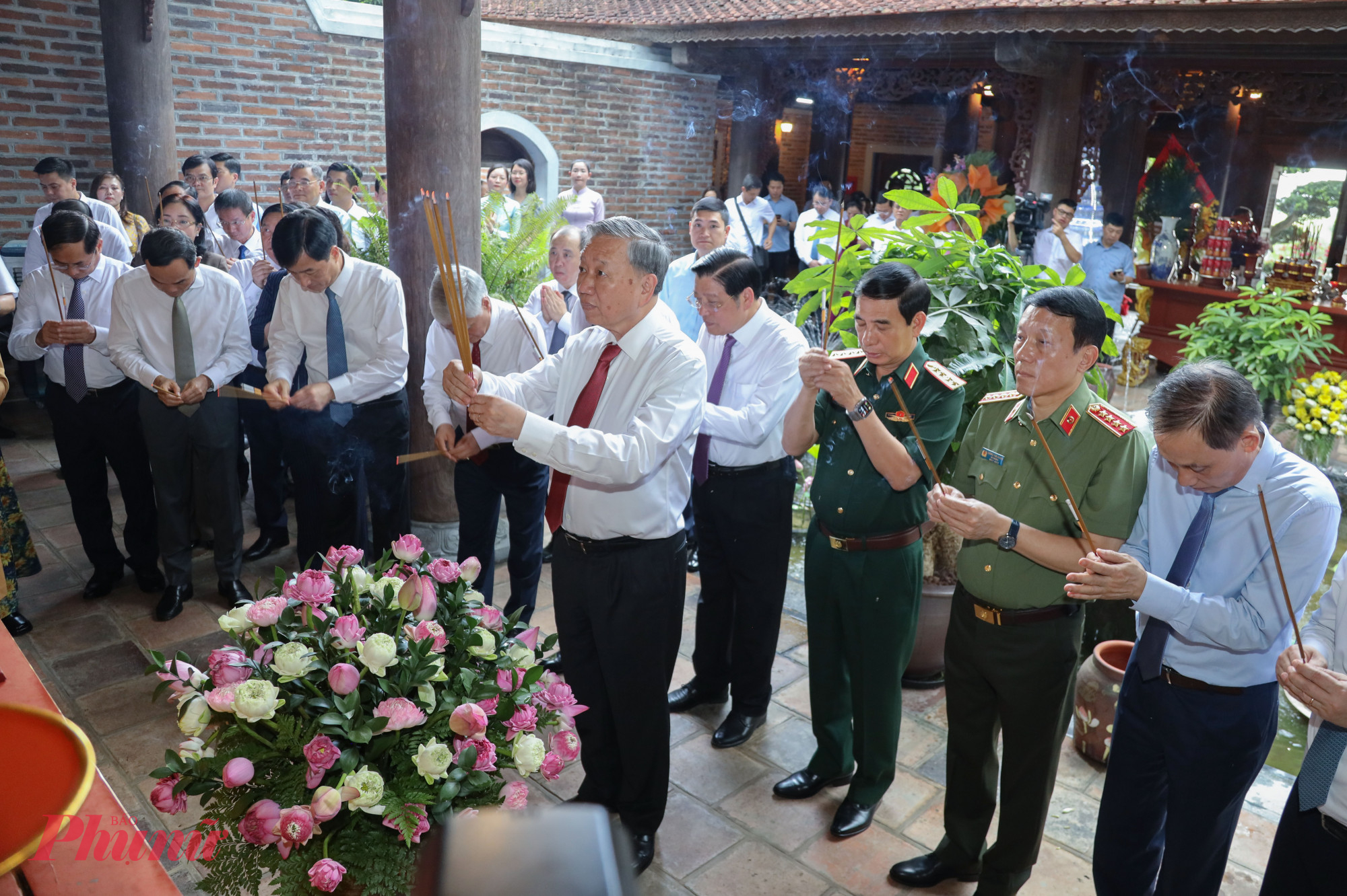 Tổng Bí thư cùng các lãnh đạo Đảng và Nhà nước dâng hoa, dâng hương, tưởng niệm, bày tỏ lòng biết ơn sâu sắc đối với Chủ tịch Hồ Chí Minh và những người thân yêu trong gia đình của Bác tại Đền Chung Sơn - đền thờ gia tiên Chủ tịch Hồ Chí Minh.