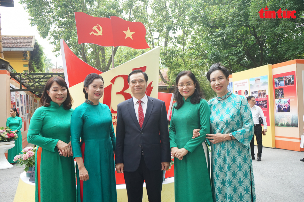 Các đại biểu chụp ảnh lưu niệm tại buổi lễ