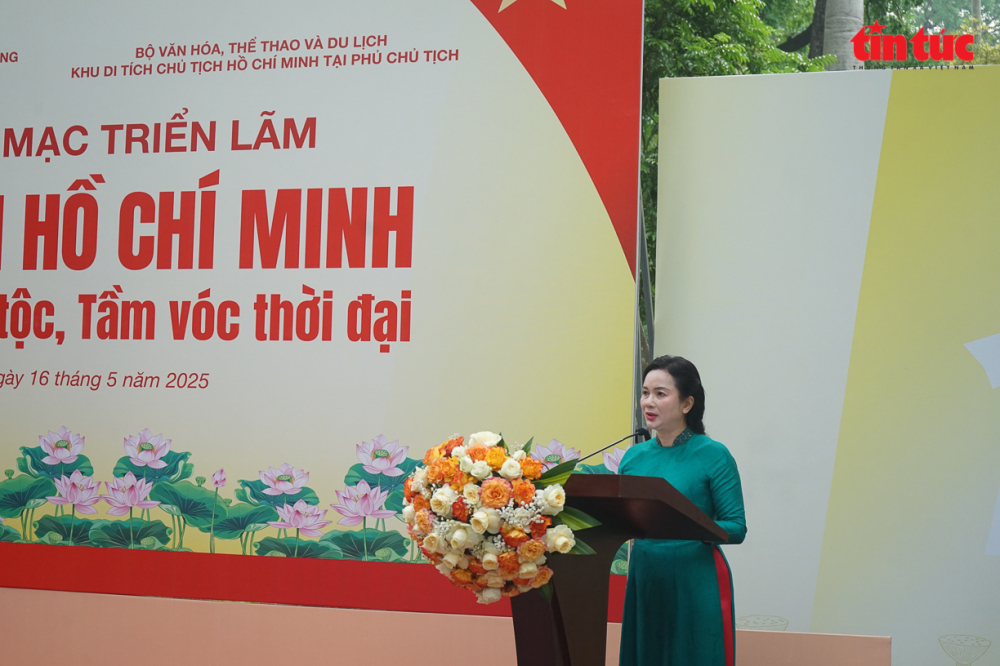 Giám đốc Khu Di tích Chủ tịch Hồ Chí Minh tại Phủ Chủ tịch Lê Thị Phượng phát biểu tại lễ khai mạc.