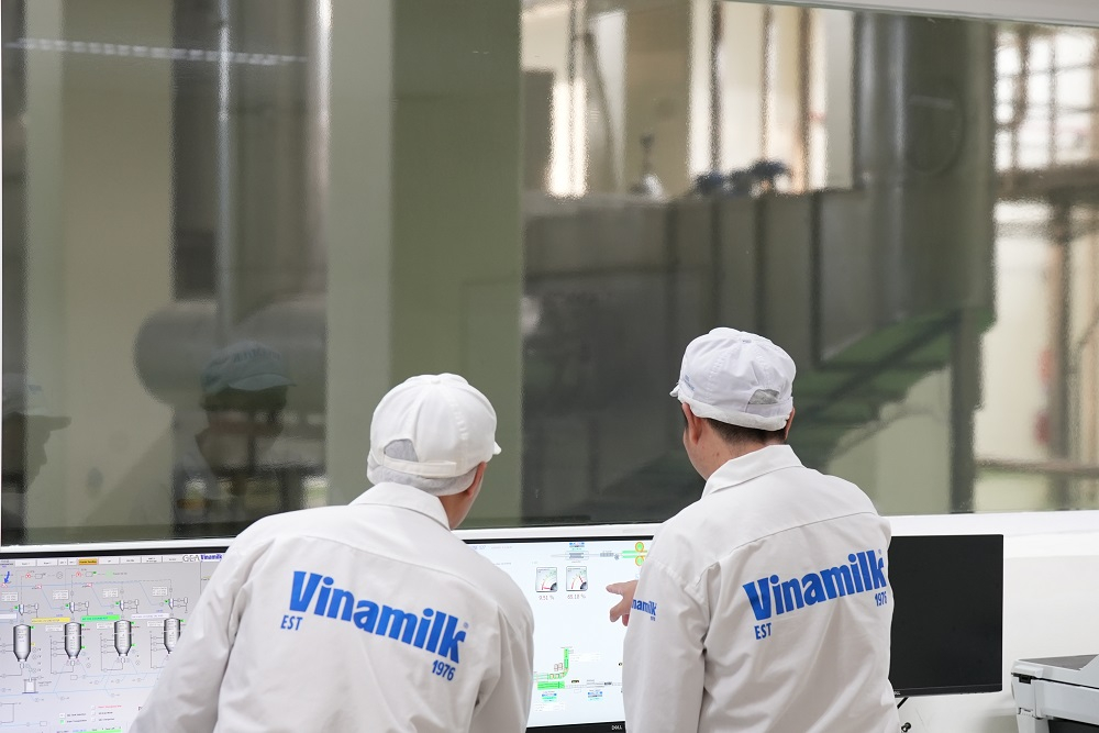 Phân đoạn sản xuất tự động tại nhà máy sữa bột Việt Nam của Vinamilk - Ảnh: Vi Nam