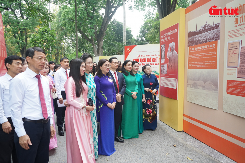 Các đại biểu tham quan triển lãm Quốc gia.