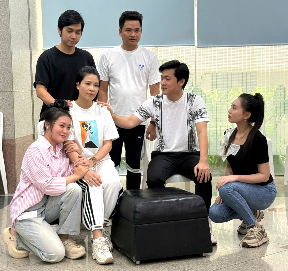 Bức chân dung huyền thoại có sự tham gia của các nghệ sĩ: Hải Yến, Thanh Toàn, Văn Khởi, Kim Luận, Nam Thanh Phong, Mỹ Nhung, Hoài Minh…