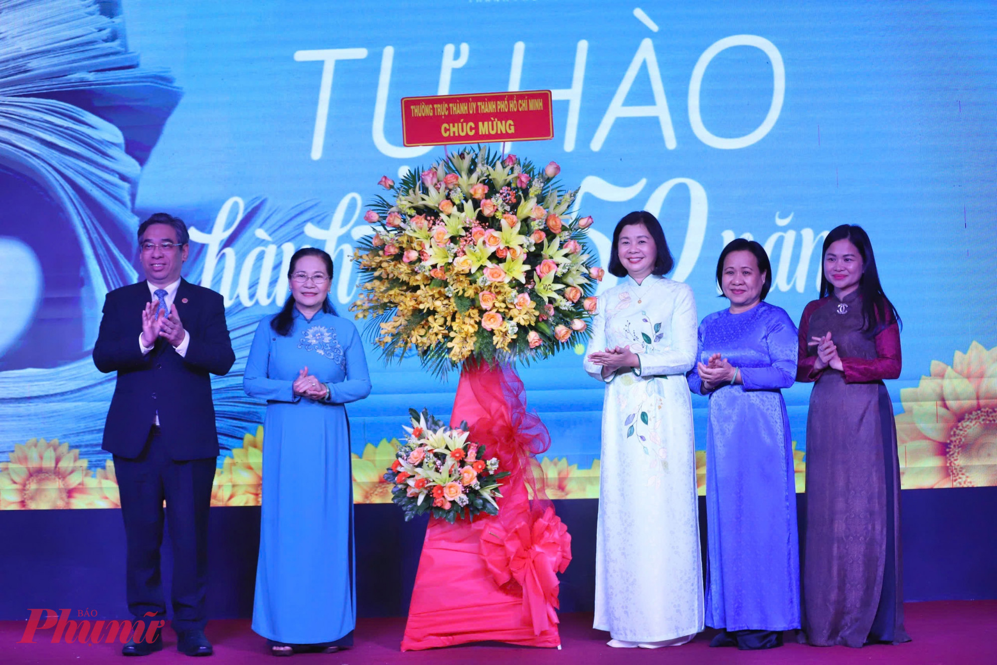 Báo Phụ nữ TPHCM kỷ niệm 50 năm ngày ra số báo đầu tiên: Viết tiếp hành trình rực rỡ Báo Phụ nữ TPHCM nhận hoa chúc mừng của Thường trực Thành uỷ TPHCM bà Nguyễn Thị Lệ – Phó Bí thư Thành uỷ, Chủ tịch HĐND TPHCM, Phó Bí thư Thường trực Đảng uỷ các cơ quan Đảng thành phố; ông Nguyễn Phước Lộc