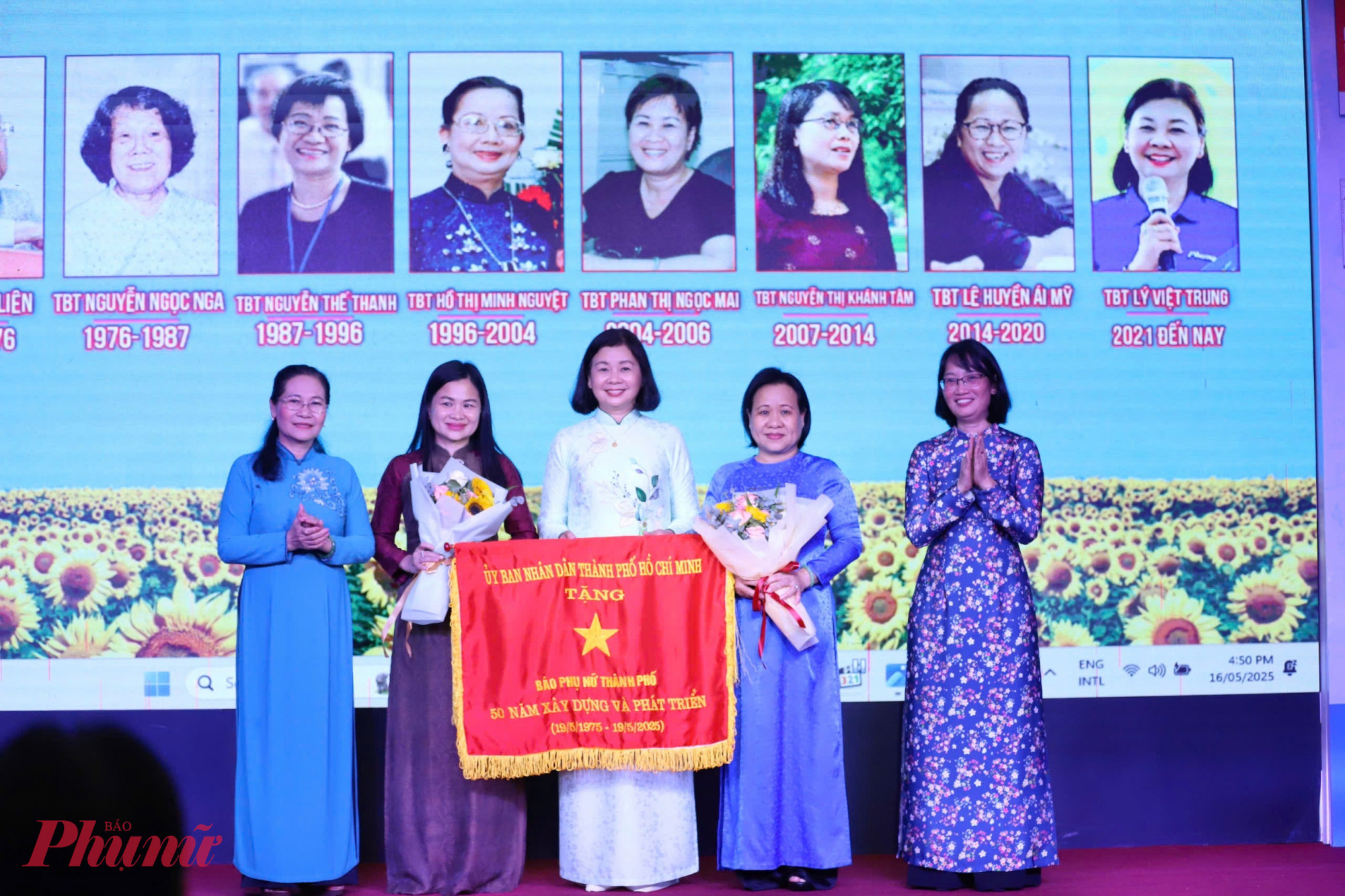 Báo Phụ nữ TPHCM kỷ niệm 50 năm ngày ra số báo đầu tiên: Viết tiếp hành trình rực rỡ Bà Nguyễn Thị Lệ – Phó Bí thư Thành uỷ, Chủ tịch HĐND TPHCM, Phó bí thư Thường trực Đảng uỷ các cơ quan Đảng thành phố và bà Trần Thị Diệu Thuý Cờ Truyền thống của UBND TPHCM cho những thành tích xuất sắc trong quá trình xây dựng và phát triển tờ báo