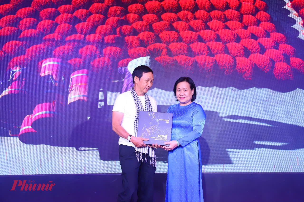 Báo Phụ nữ TPHCM kỷ niệm 50 năm ngày ra số báo đầu tiên: Viết tiếp hành trình rực rỡ Bà Tạ Thị Nam Hồng - Phó Tổng Biên tập Báo Phụ nữ TPHCM đại diện nhận cuốn sách ảnh từ nhiếp ảnh gia Trần Thế Phong