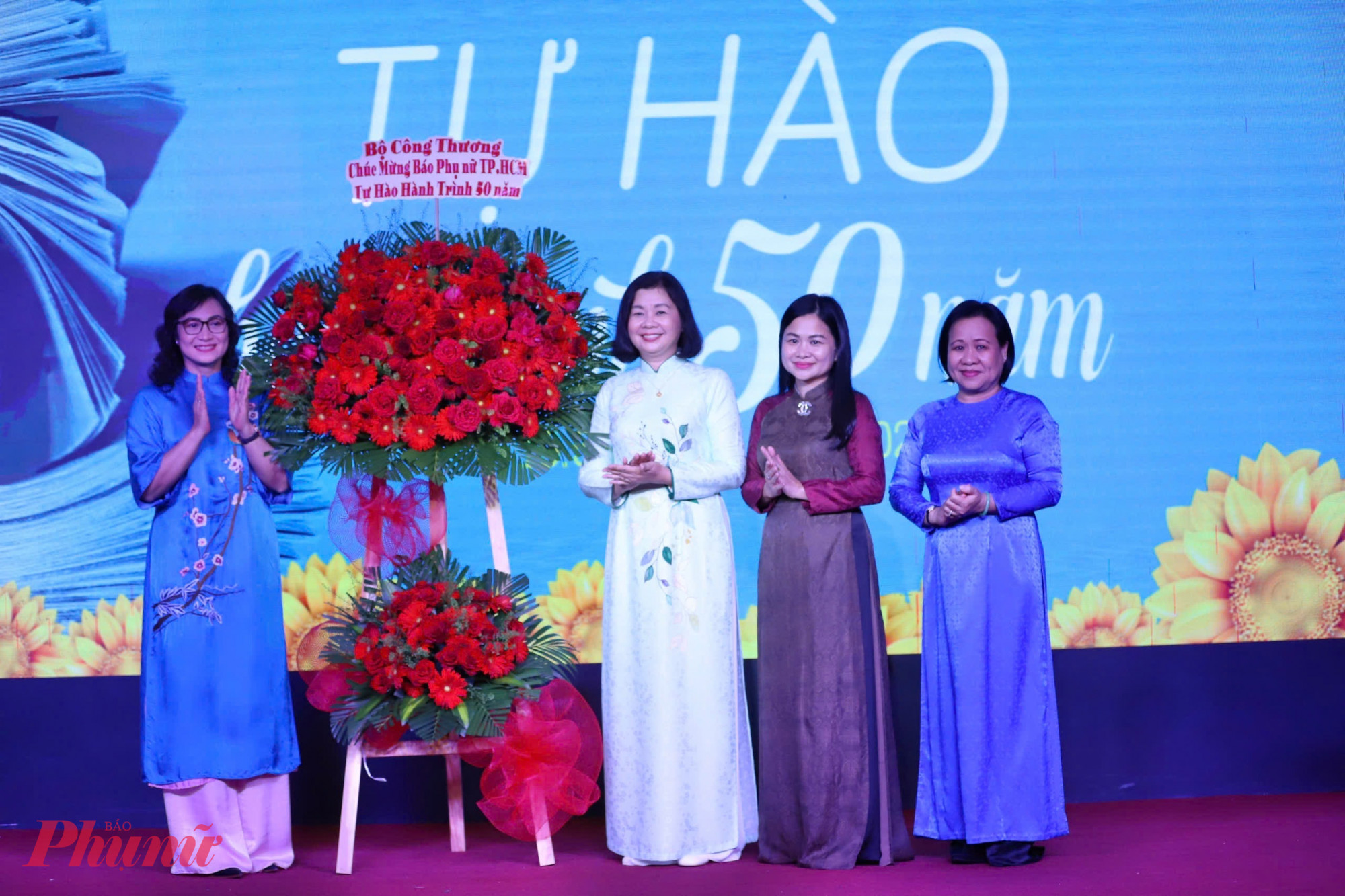 Báo Phụ nữ TPHCM kỷ niệm 50 năm ngày ra số báo đầu tiên: Viết tiếp hành trình rực rỡ Đại diện báo nhận hoa từ bà Phan Thị Thắng – Thứ trưởng Bộ Công Thương, nguyên Phó Chủ tịch UBND TPHCM