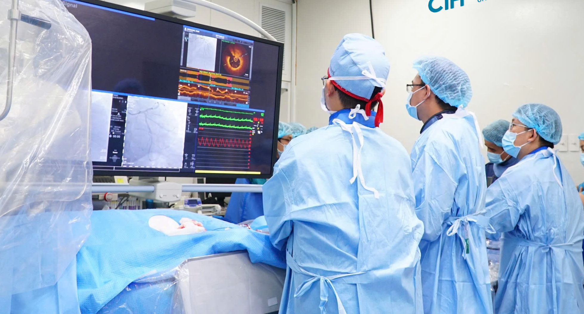 Các bác sĩ tái thông nhánh mạch vành bị tắc nghẽn cho bệnh nhân, ảnh BVCC