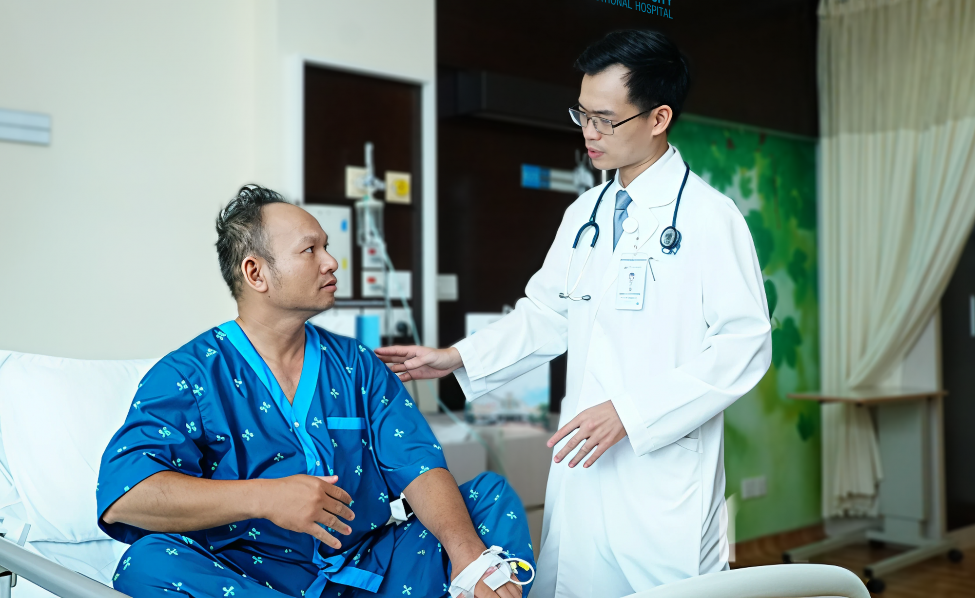 Bác sĩ của bệnh viện thăm khám cho bệnh nhân, ảnh BVCC