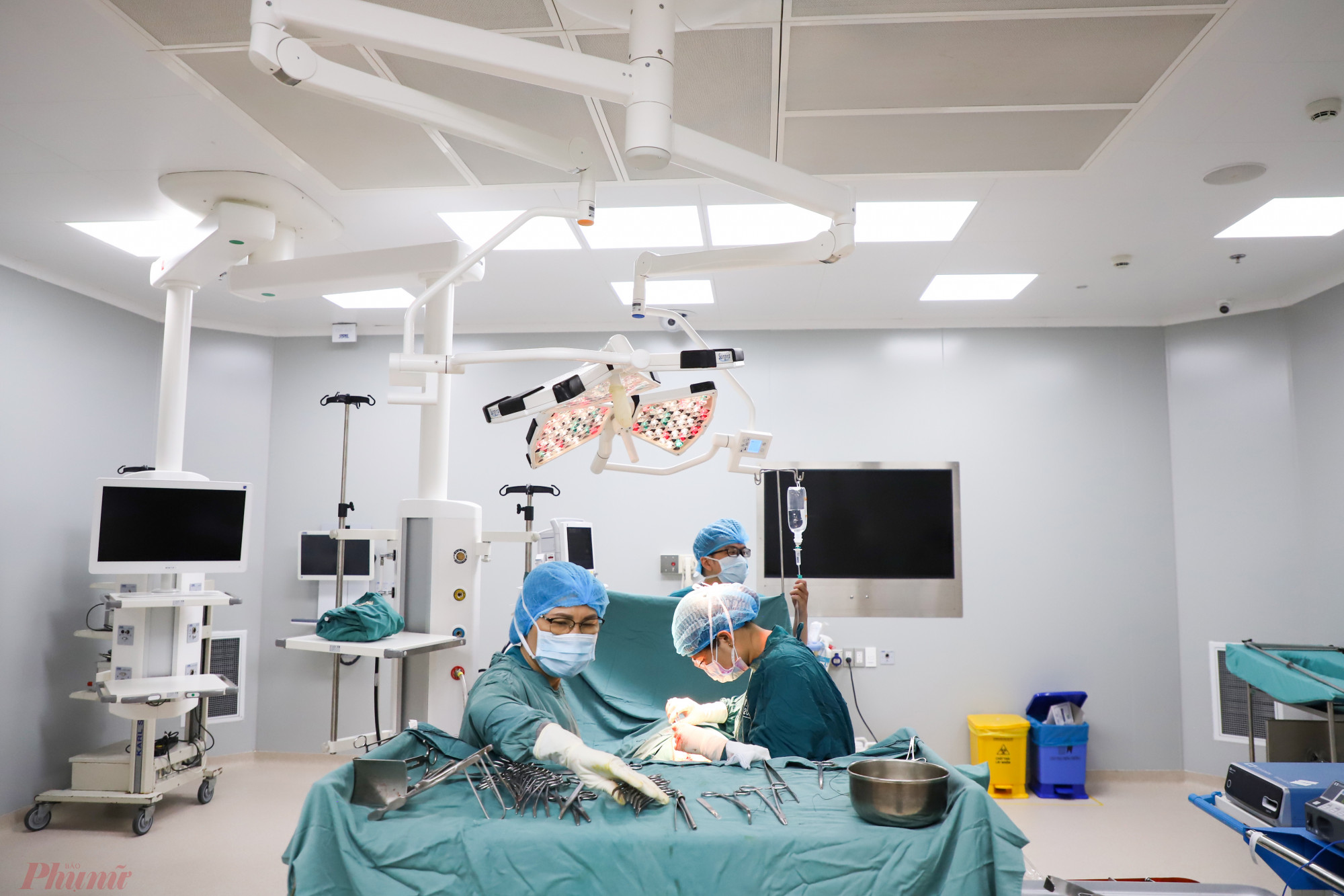 Phòng phẫu thuật với nhiều thiết bị hiện đại tại Bệnh viện Ung bướu TPHCM