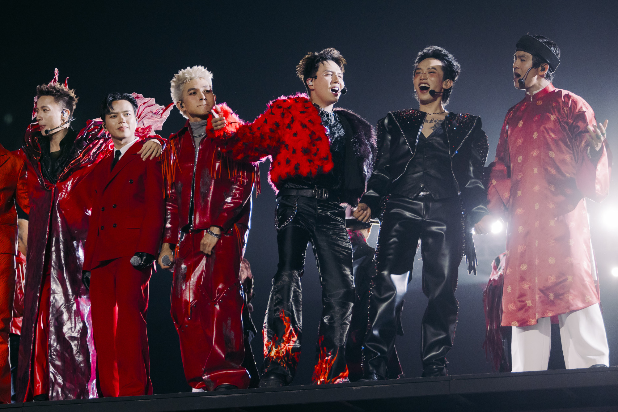 Các anh tài biểu diễn trong concert Anh trai vượt ngàn chông gai