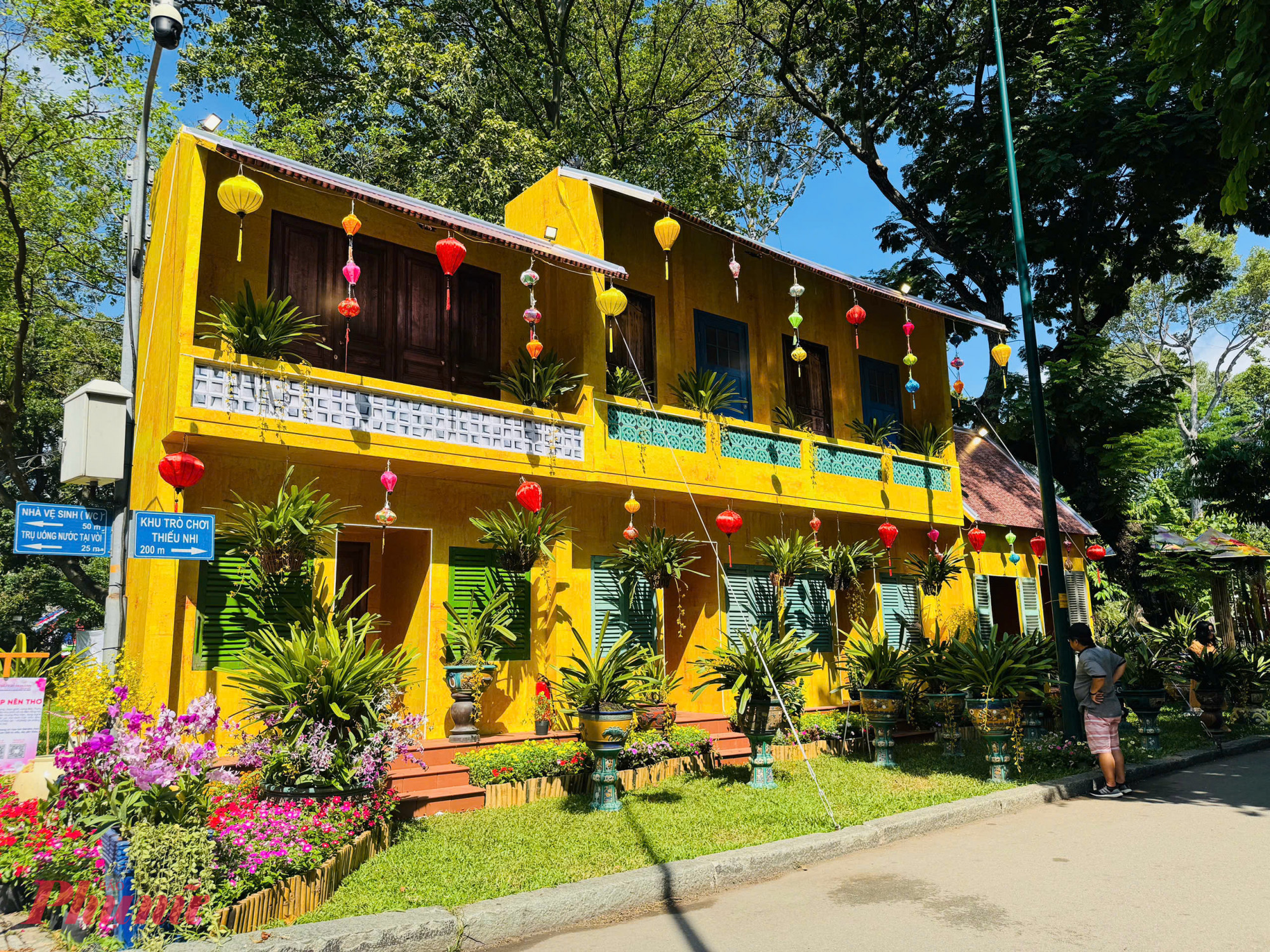 Mô hình ga vẻ đẹp nên thơ tái hiện lại vẻ đẹp của các tỉnh miền Trung bao gồm vùng Bắc Trung Bộ và Duyên hải Nam Trung Bộ như phố cổ và đèn lồng Hội An, nón bài thơ xứa Huế, thuyền thúng Phú Yên, làng nghệ dệt chiếu Bình Định. Đặc biệt với mô hình cột mốc đảo Trường Sa và mô hình chữ Trường Sa - Hoàng Sa khẳng định chủ quyền và toàn vẹn lãnh thổ. 
