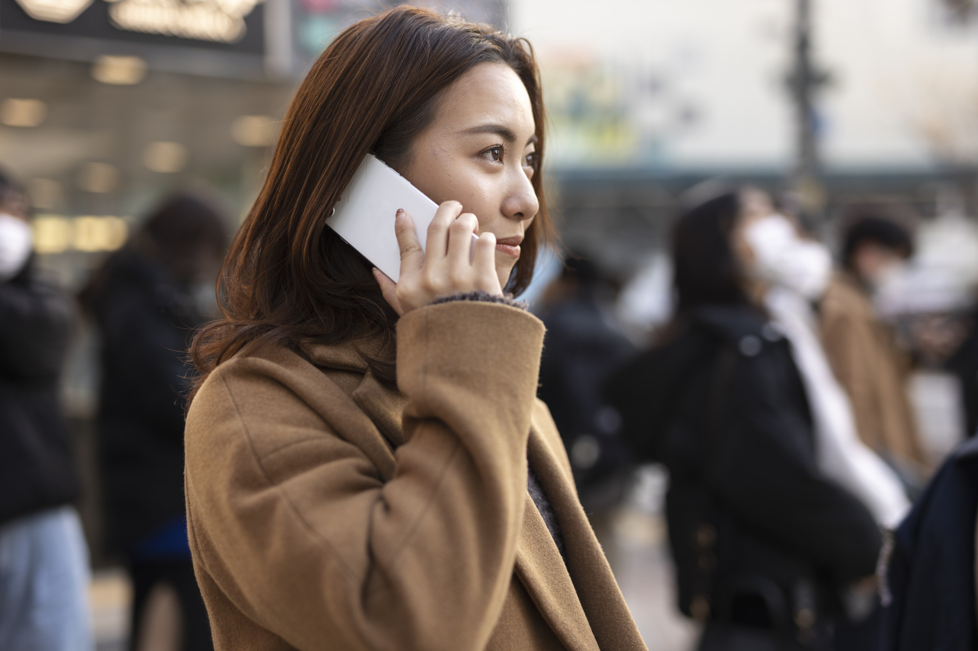 Nhiều người vô ý thức khi nói chuyện quá lớn nơi công cộng - Ảnh: Freepik