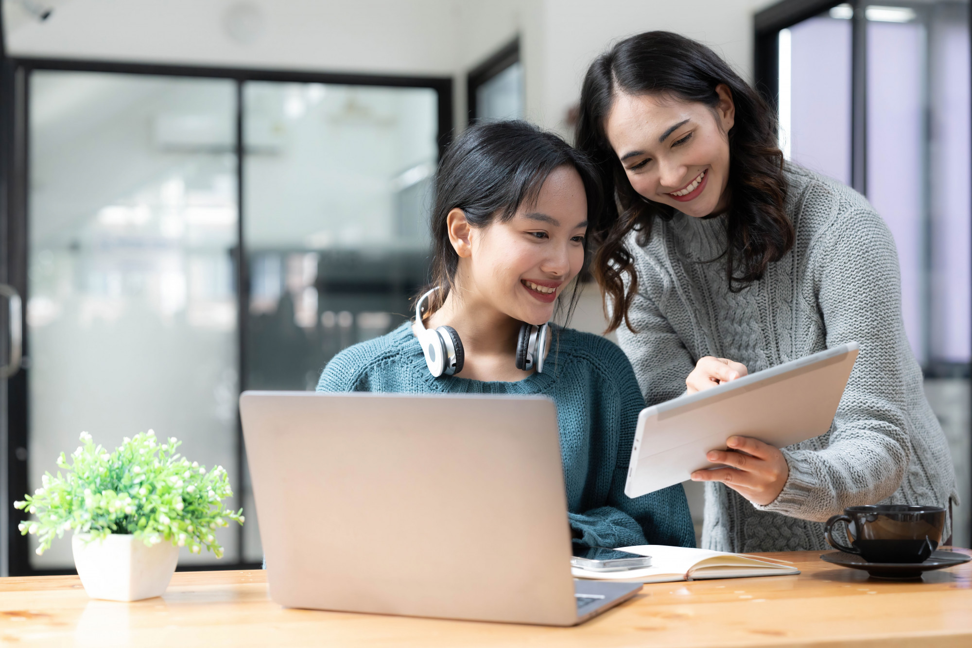 Giới trẻ cần áp dụng kiến thức học đường  vào đời sống thực tế. (ảnh: Shutterstock)