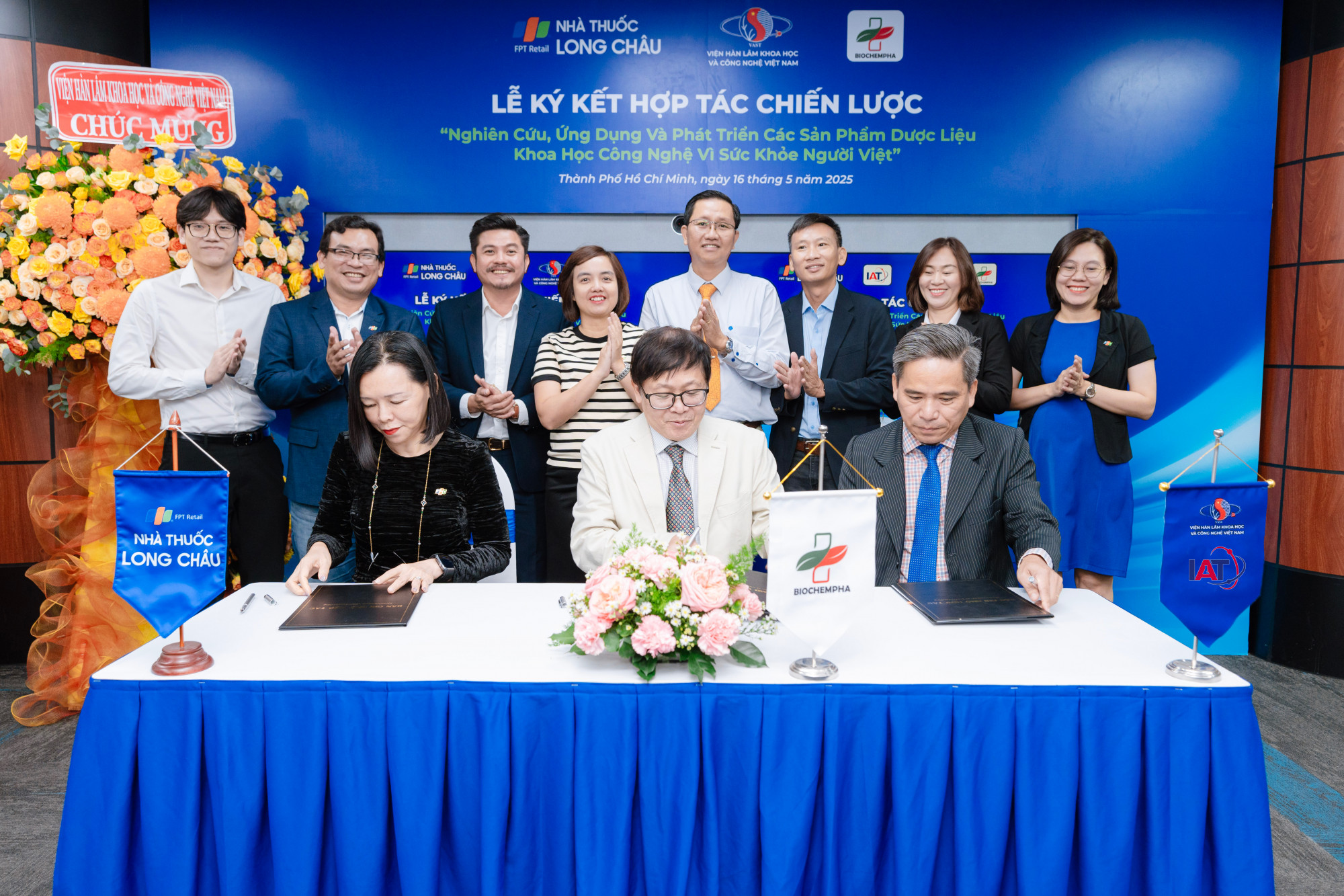 Đại diện các bên ký kết hợp tác - Ảnh: FPT Long Châu