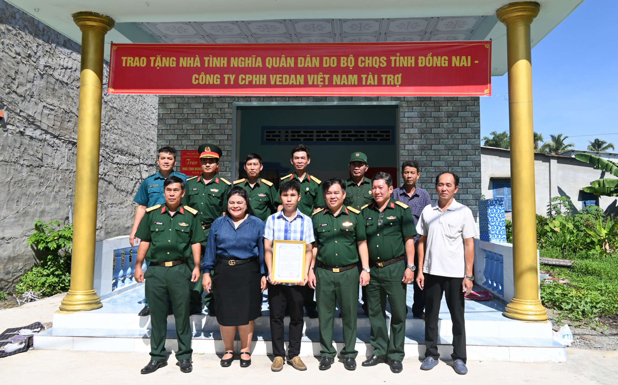 Bà Nguyễn Thu Thủy - Phó giám đốc đối ngoại Vedan Việt Nam cùng đại diện BCHQS trao tặng nhà tình nghĩa quân - dân tại huyện Nhơn Trạch, tỉnh Đồng Nai - Ảnh: Vedan Việt Nam