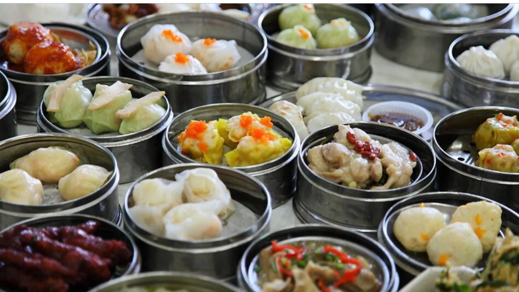 Dim sum là món điểm tâm nhất định phải thử ở Hồng Kông. Bữa ăn có vô vàn các món ăn nhỏ được hấp, chiên, luộc. Nhân bánh rất phong phú từ thịt, hải sản, rau củ đến các loại nhân ngọt. Các món được tạo hình đẹp mắt, vừa ăn vừa ngắm. Nơi ăn: nhà hàng Trung Hoa Man Ho, Yat Tung Heen và Lin Heung Lau.