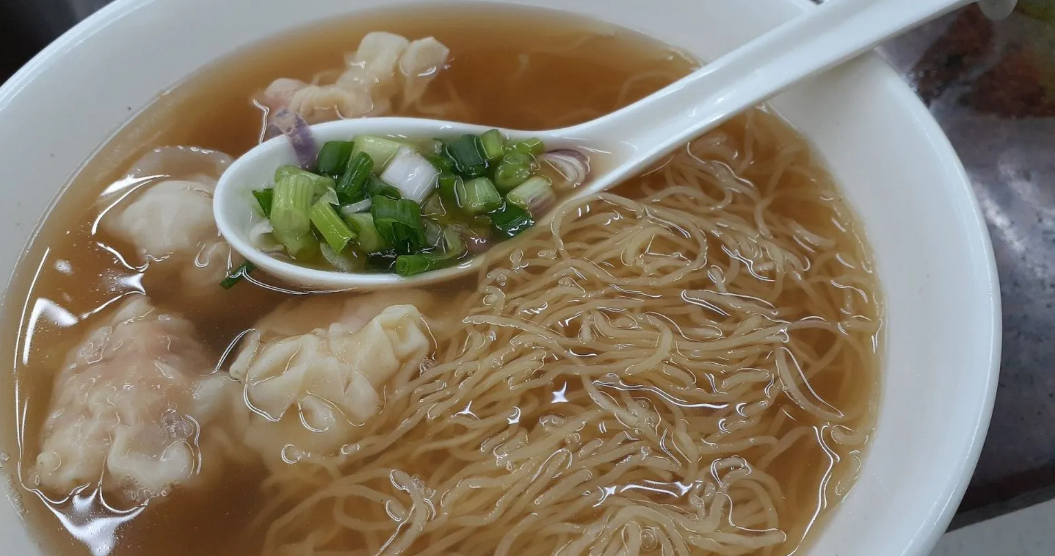 Mì hoành thánh có thể  tìm thấy ở Việt Nam và nhiều nơi trên thế giới, nhưng mì hoành thánh ở Hồng Kông rất khác biệt. Nó có hương vị tinh tế, nước dùng đậm đà, thịt thì vừa vị. Nơi ăn: Mak's Noodles, Good Fortune Noodle và Tsim Chai Kee