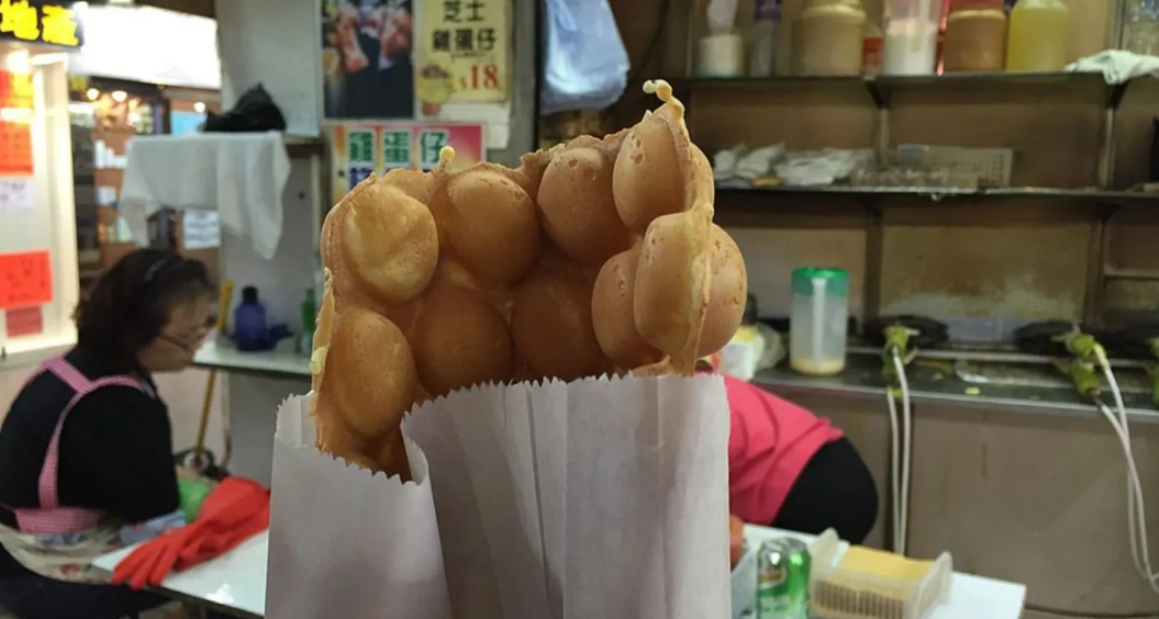 Bánh quế trứng là một món ăn đường phố ngon và thú vị của Hồng Kông. Bánh có hình tròn, giòn và xốp ăn cùng với kem hoặc siro rất thú vị. Nơi ăn: Mammy Pancake, McQ và Lee Keung Kee North Point Egg Waffles