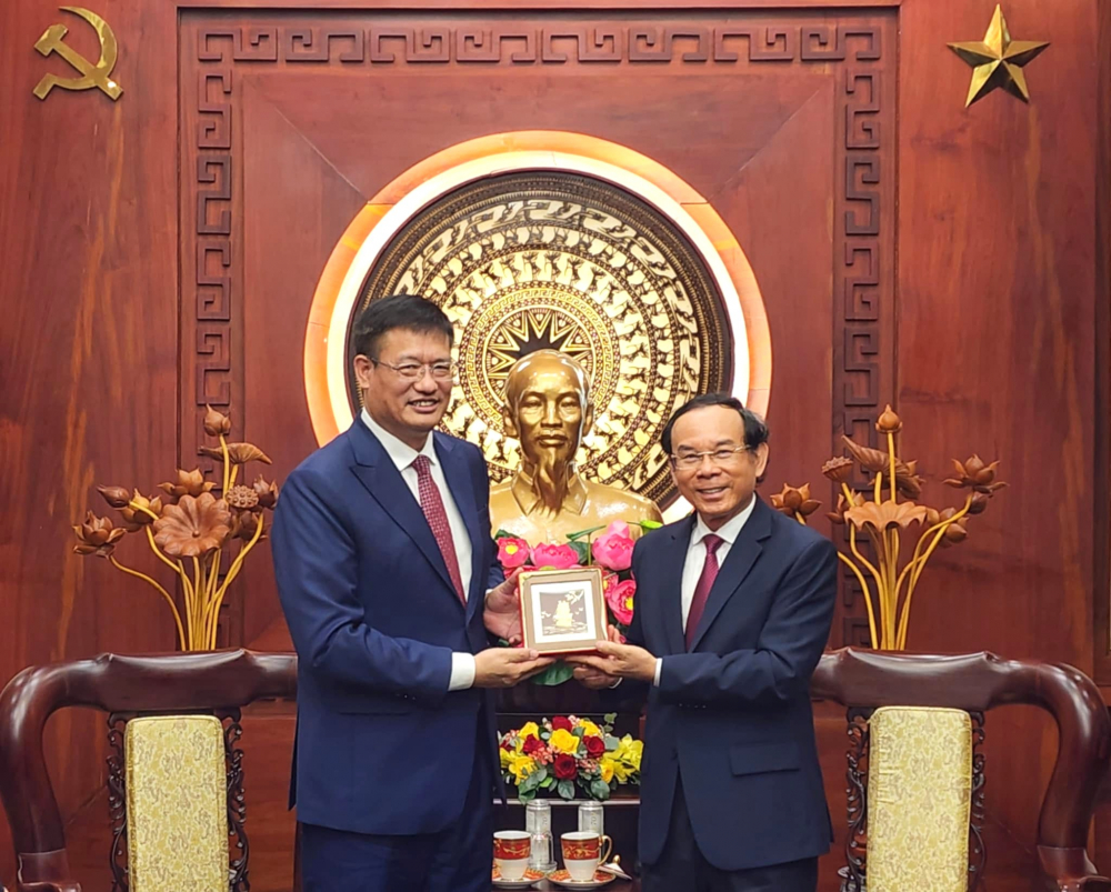 Bí thư Thành ủy Nguyễn Văn Nên gửi quà lưu niệm đến ông Ngụy Hoa Tường