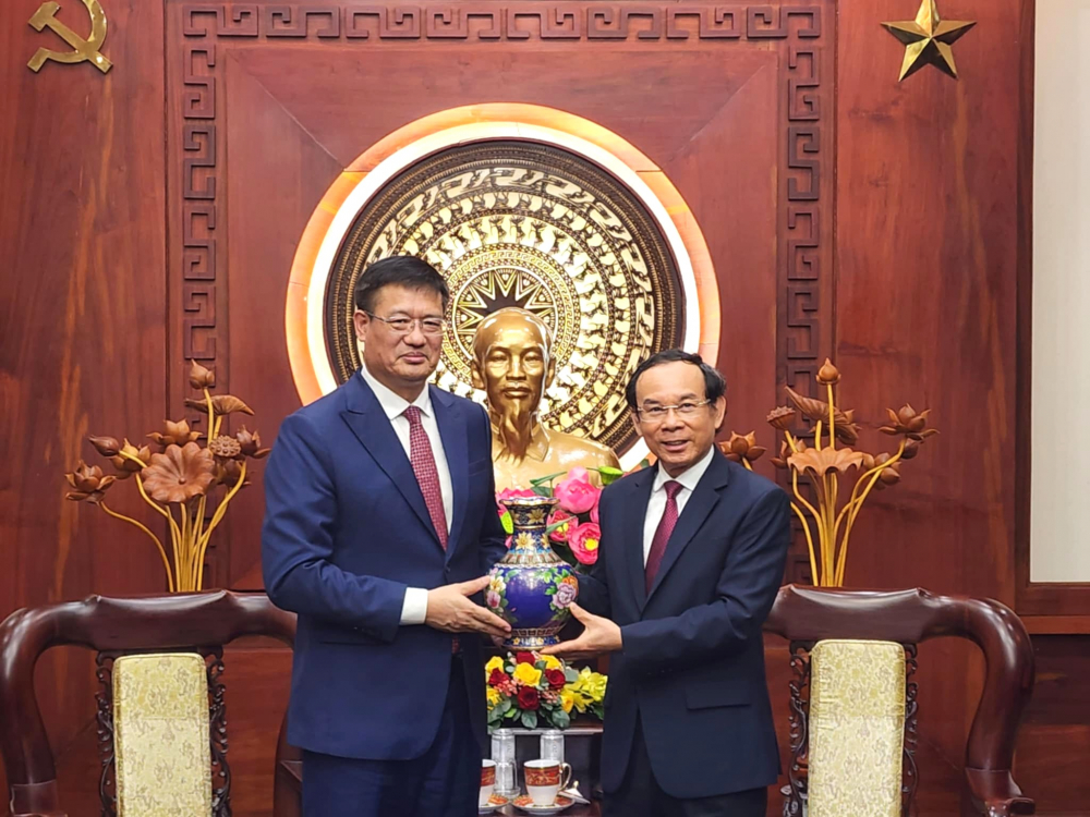 Ông Ngụy Hoa Tường gửi tặng chiếc bình mỹ nghệ như món quà lưu niệm đến lãnh đạo thành phố
