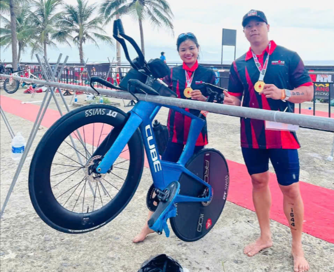   Vợ chồng anh Tuấn và chị Thảo trong giải chạy Ironman vào tháng 5/2025 (ảnh do nhân vật cung cấp)