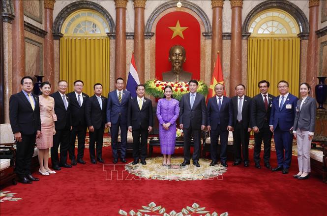 Chủ tịch nước Lương Cường với Thủ tướng Thái Lan Paetongtarn Shinawatra và các đại biểu chụp ảnh lưu niệm. Nữ thủ tướng Thái Lan aetongtarn Shinawatra tỏa sáng với vẻ ngoài trẻ trung, xinh đẹp, bản lĩnh - Ảnh: Lâm Khánh/TTXVN