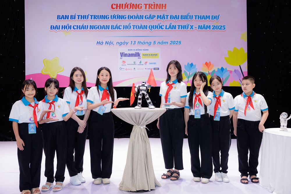 Với chủ đề “Thiếu nhi Việt Nam vững bước tiến vào kỷ nguyên mới”, đại hội năm nay có sự tham dự của nhiều đại biểu là các em học sinh từng tham gia và đạt giải cao tại các cuộc thi nghiên cứu khoa học, sáng tạo trẻ. Đây cũng là kỳ đại hội có tỉ lệ đại biểu đạt thành tích cao nhất từ trước đến nay, nổi bật là 47 em đạt giải thưởng quốc tế, 95 em đạt giải cấp quốc gia - Ảnh: Vi Nam
