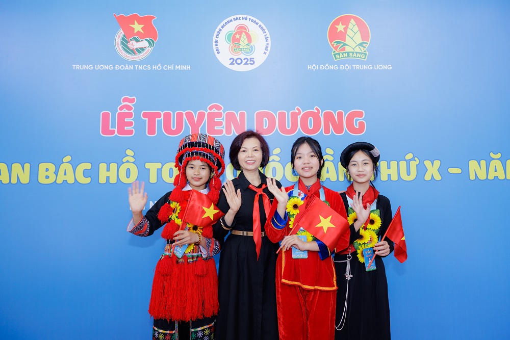 “Thông qua đại hội, Vinamilk mong muốn các cháu thiếu nhi tiêu biểu của cả nước được tiếp cận với nguồn dinh dưỡng chất lượng quốc tế tốt nhất. Đây cũng là sự động viên về tinh thần từ Vinamilk đến các cháu và lan tỏa thông điệp thiếu nhi Việt Nam vững bước tiến vào kỷ nguyên mới”, bà Bùi Thị Hương – Giám đốc điều hành Vinamilk chia sẻ - Ảnh: Vi Nam