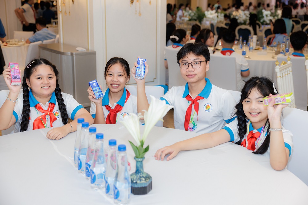 Đồng hành cùng mọi hoạt động diễn ra trong suốt 3 ngày của đại hội, Vinamilk còn mang thêm niềm vui và tiếp sức 500 “cháu ngoan Bác Hồ” bằng hàng chục ngàn sản phẩm sữa tươi tiệt trùng Vinamilk 100% và sữa chua uống Susu - Ảnh: Vi Nam