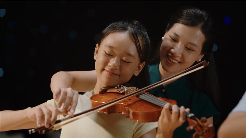 Hà Anh Tuấn xuất hiện như một người dẫn chuyện trong MV