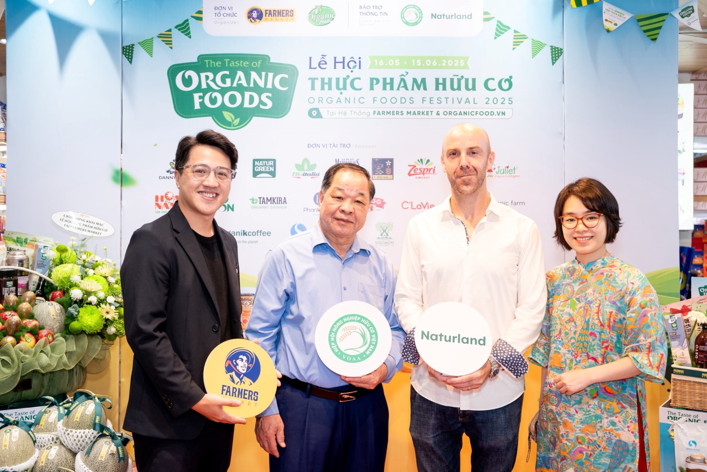 Ông Hà Phúc Mịch - Chủ tịch VOAA (thứ 2 từ trái qua) và ông Albin Deforges - Giám đốc quốc gia của Tổ chức chứng nhận hữu cơ của Đức (thứ 3 từ trái qua) - Ảnh: Farmers Market