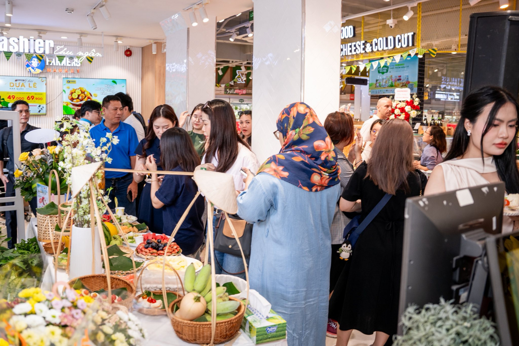 Đông đảo khách tham quan ngày khai mạc - Ảnh: Farmers  Market