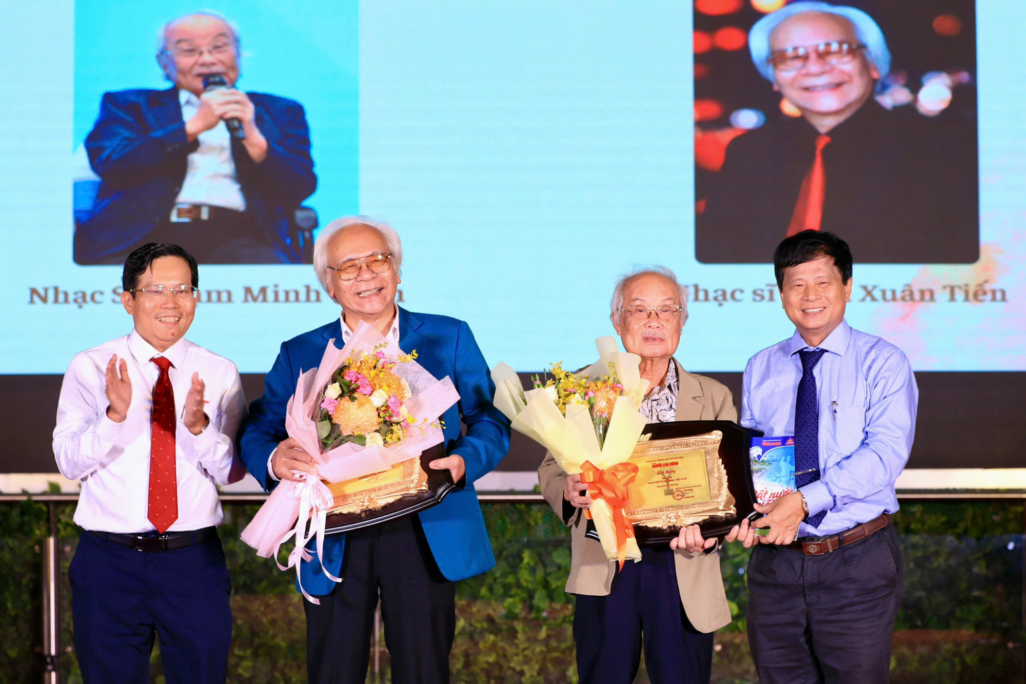Ông Tô Đình Tuân - Tổng Biên tập Báo Người Lao Động, Trường Ban chỉ đạo Cuộc vân động sáng tác ca khúc Đất nước trọn niềm vui và ông Trần Trọng Dũng - Phó Chủ tịch Hội Nhà Báo Việt Nam, trao kỷ niệm chương và hoa cho hai nhạc sĩ.