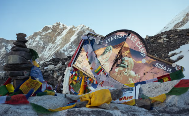 Nhưng quốc gia trên dãy Himalaya, một trong những quốc gia nghèo nhất thế giới, đã cảm thấy buộc phải tăng phí giấy phép lên 36% từ 11.000 đô la lên 15.000 đô la để hạn chế lưu lượng người ngày càng tăng trên núi.