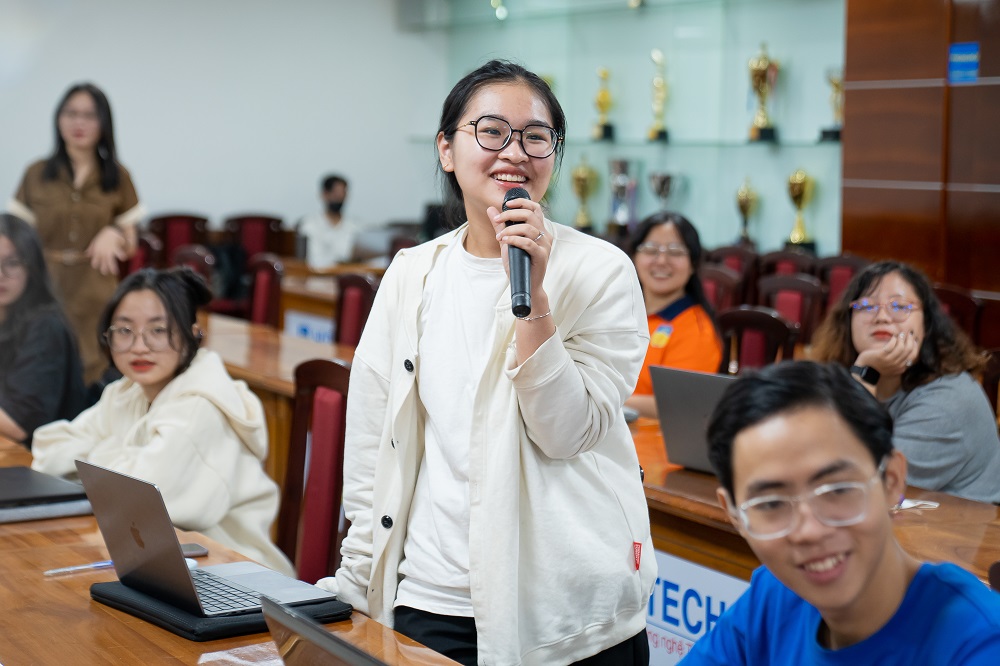 Sinh viên tự tin trao đổi để đào sâu vấn đề cùng diễn giả - Ảnh: HUTECH