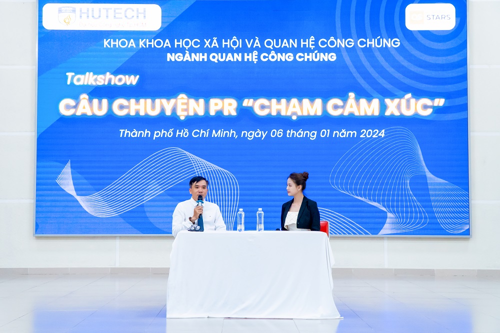 Diễn giả hướng dẫn sinh viên về cách xây dựng câu chuyện truyền thông giá trị - Ảnh: HUTECH