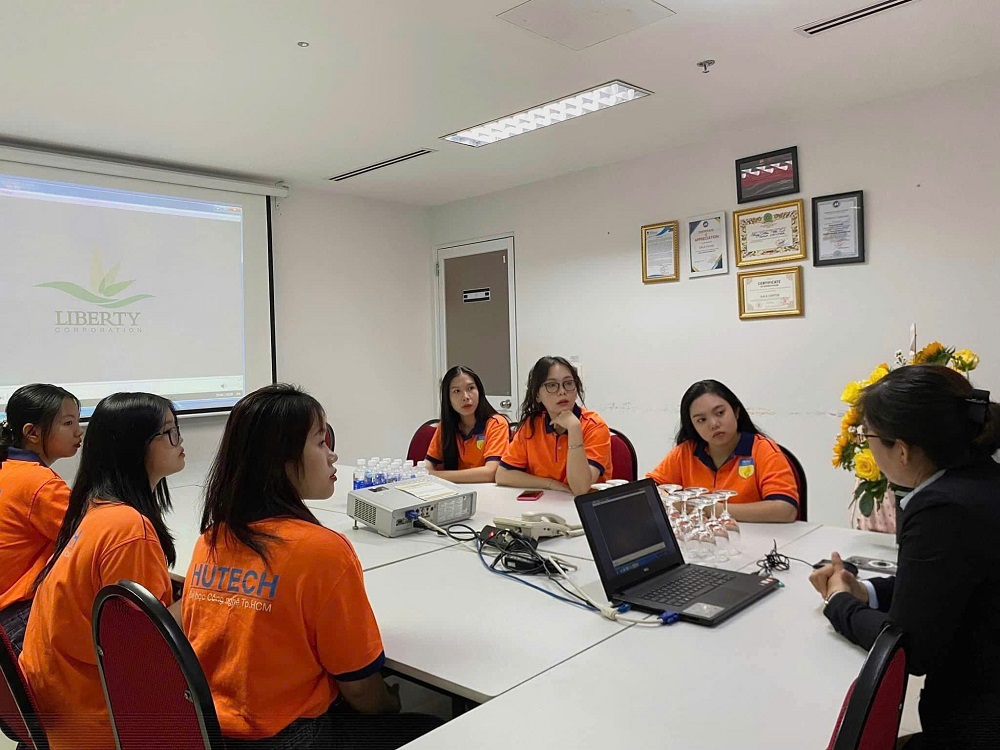 Sinh viên chủ động kết nối trao đổi thông tin cùng doanh nghiệp - Ảnh: HUTECH