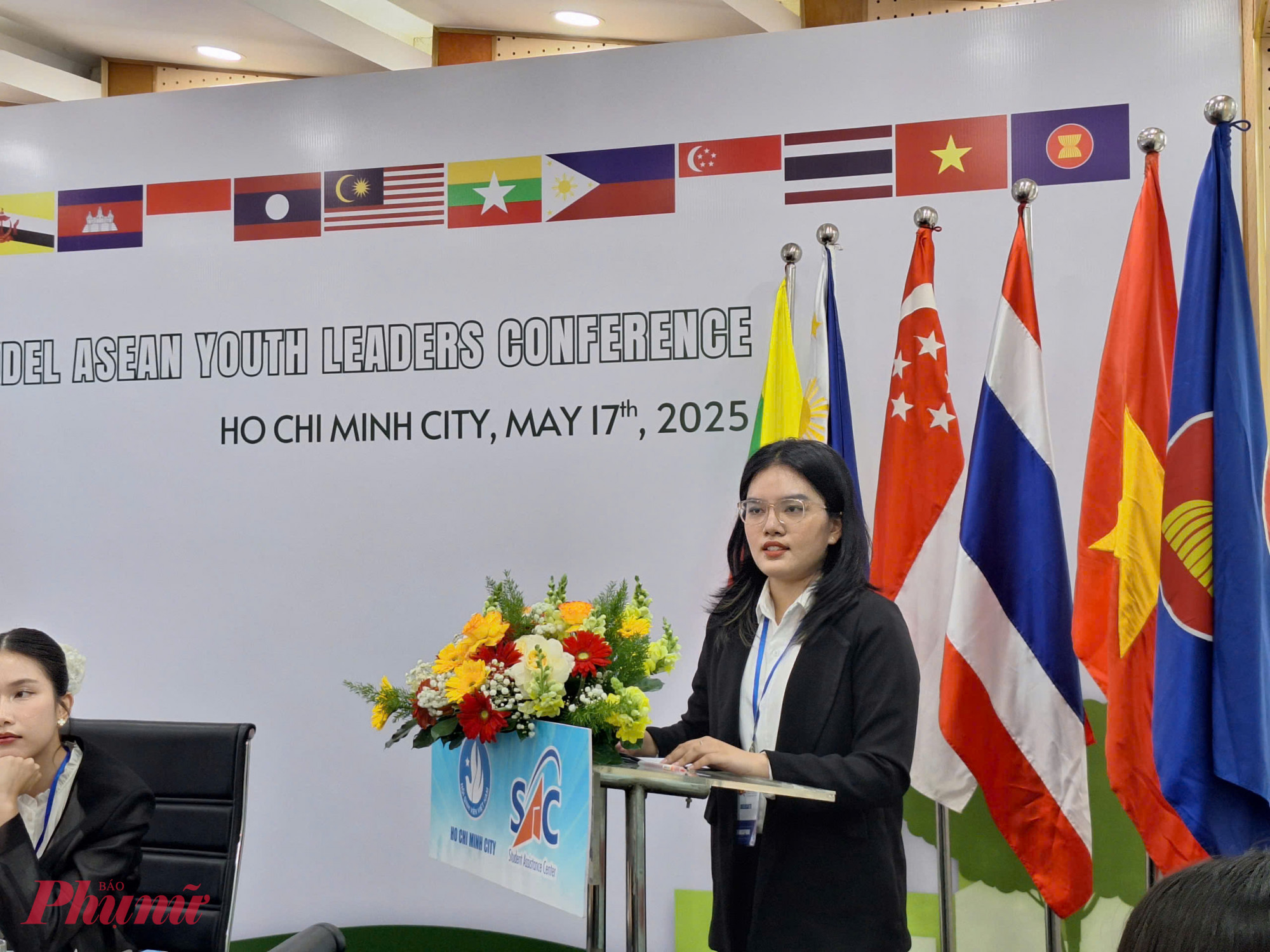 Thí sinh Nguyễn Ngọc Phương Anh - sinh viên Đại học Kinh tế TPHCM - hùng biện về vấn đề lãng phí thực phẩm - Ảnh: Trang Thư