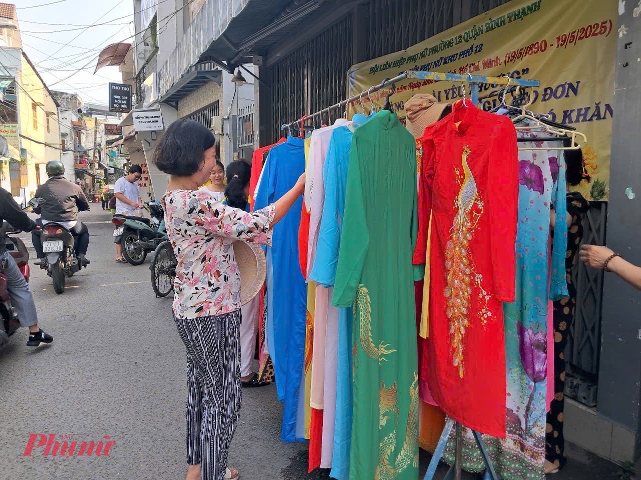 Phụ nữ khó khăn khăn thích thú chọn áo dài yêu thương