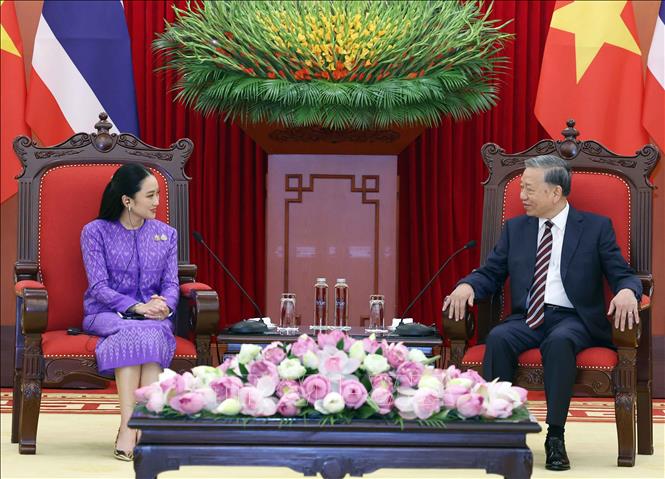 Trong khuôn khổ chuyến viếng thăm, Tổng Bí thư Tô Lâm tiếp Thủ tướng Thái Lan Paetongtarn Shinawatra. Tổng Bí thư Tô Lâm trao đổi một số trọng tâm cho hợp tác Việt Nam – Thái Lan thời gian tới, nghiên cứu nâng các cơ chế hợp tác lên cấp cao hơn và thiết lập các cơ chế hợp tác mới - Ảnh: TTXVN