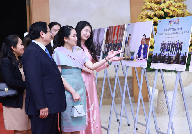 Thủ tướng Phạm Minh Chính và Thủ tướng Vương quốc Thái Lan Paetongtarn Shinawatra tham quan Trưng bày ảnh về quan hệ hợp tác giữa hai nước